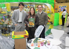 El equipo de Fruta Bressa con Marcio, Mara y Johnathan, familia Bessa.