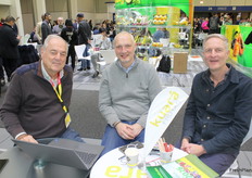 Kuará Frutas con Arnaldo Eijsink con sus visitantes.