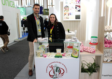 Carlos Dobado y Pilar Fernández, en el stand de la Cooperativa Extremeña de Ajos de Aceuchal.