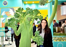 Amélie Tacon Santos con la mascota Bimi, en el stand de Sakata.