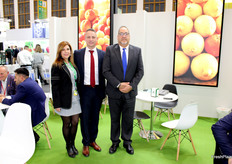 Santiago Vázquez, Lidia Pérez y Javier Martínez, de la empresa murciana productora de fruta de hueso La Vega de Cieza.