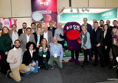 Gran parte del equipo de AM Fresh junto a la mascota de Boom Bites, a la que llamaban entre ellos Boom Buddy.