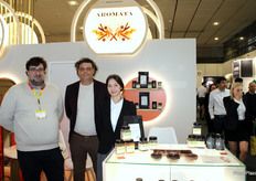 Jorge López Juan José López y Carla López en el stand de Aromata, productores de especias.