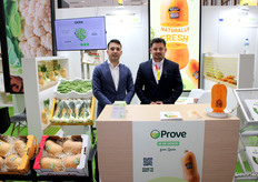 Juanfran Guevara y Alfonso Oliver en el stand de Prove.

