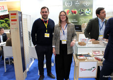 Thomas Cera e Irene López, en el stand de Bionest.


