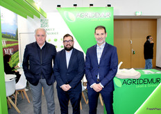 Pedro Alderete, Rafael Conesa y Ginés Navarro, en el stand de la empresa murciana Agridemur.