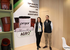 
Alejandra Pintos y Raúl Icardo, en el stand de Projar.
