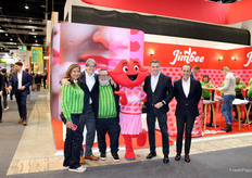 Stand de Jimbofresh, atendiendo una visita con su sonriente mascota.