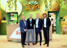 Warren, Amar, Ajdin e Imran, en el stand de Zespri.