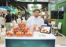 Abel Basilio de Tropical Foods, con su producto de exportación "Achacha"