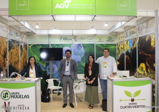 Carolina Ramirez del Grupo Hijuelas, Matheus Cassimiro del Grupo  Vitacea Brasil, Margarita Torres, gerente general de Viveros de Chile y Juaquín Delorenzo de Vivero Cuatro Vientos en el stand de AGV