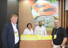 Equipo de la empresa Song River, representado por Todd Kenneth junto a cliente Richard Cifuentws