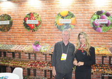 Edson Martini y Jessica Maldonado de la empresa Salute Frutas de Brasil