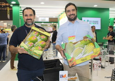 Felipe Cunha y Frederico Tavares de la empresa UG-BP, exportadores de papaya y jengibre de Brasil