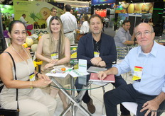 Flávio Garcia de Agrícola Famosa (derecha) y sus proveedores de Finobrasa con Rose Mattos, Larissa Sant' Anna y Rodrigo Santos