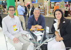 Lucas Gutierrez, director comercial de Agrícola Famosa, Enrique Flores de Carrier Sensitech y Lilian Almeida de Agrícola Famosa