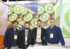 Equipo de Alkyõn Fruit con Grigoris Penlioglou y Stavros Koutsomytis