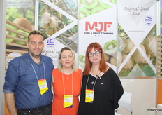 Equipo de MJF Kiwis y Fruit Company con Laina Areti y Maria Tzepkinli