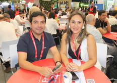 Camilo González y Barbara Valdivia de la empresa chilena Gonval, exportadores de manzanas y cerezas