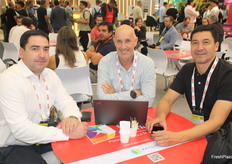 Equipo de Monfrut con Carlos Felipe y Hans Leibbrandt, Mauricio Cornejo de la exportadora San Alberto