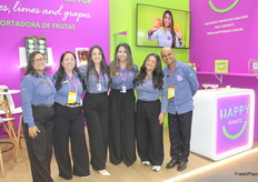 Equipo de Happy Fruits con Bruna Brasileiro (3era izquierda)