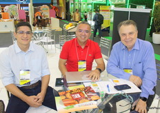 Lucas Matheus de Biovirtus junto a la empresa exportadora de uvas Guruva con Wilderberg Miranda y Antonio Zem