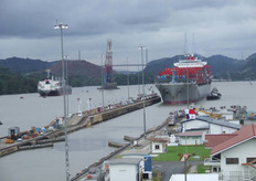 Un buque de contenedores a punto de ingresar