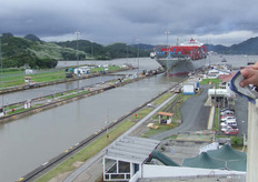 Las locomotoras eléctricas enganchan el buque