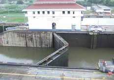 Una vez nivelados empieza la apertura de las puertas