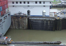 Una vez cruza se vuelve a cerrar y empiezan a subir/bajar los niveles de agua para el siguiente buque