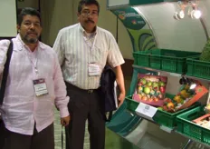 Nelson Gutiérrez Peña, administrador de C.I. Inverfruits E.U. exportador de Frutas al lado de su oferta exportable.