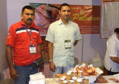 Rodrigo Salas (izquierda) representante de Inversiones El Palmar, presentando batata para exportación