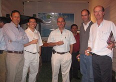 Durante el cocktail de la noche, leyendo AgroNegociosPerú.