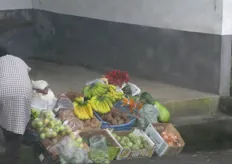 Frutas y verduras al lado de la carretera