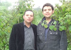 Luis y Gilbert Reyes en cultivos de Frutireyes