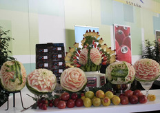 Royal presenta hermosos trabajos de escultura en fruta.