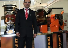 Jorge Pérez Laffont posa orgulloso entre la maquinaria de Zumoval.
