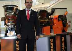 Jorge Pérez Laffont posa orgulloso entre la maquinaria de Zumoval.