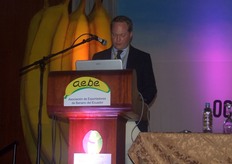 "Florian Hinrichs de Univeg, Alemania dictando su conferencia "El mercado de la Unión Europea"