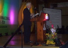 "John Moverey del Reino Unido dictando su conferencia "Los problemas de recursos financieros, alimentos, agua y la seguridad energética - su impacto en la demanda y el consumo de plátanos y frutas, con especial referencia a los mercados europeos"