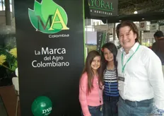 Jorge Gil Betancur junto a sus hijas de MA Colombia