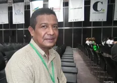 Roger Ureña Vásquez, Planificador del Ministerio de Desarrollo Agropecuario de Panamá esperando el inicio de una conferencia en Expo Agrofuturo 2012