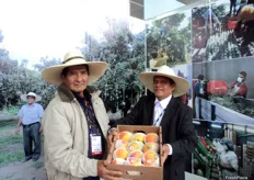 Federico Urbina y Miguel Alvarado de APROMALPI, productores de mango y limón durante la Expoalimentaria 2012