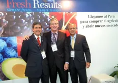 Orlando Tafur, Eric Crawford y Ulises Sabato de Fresh Results, empresa de Estados Unidos presente en la Expoalimentaria Perú 2012.