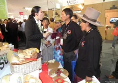 un grupo de productores de chirimoya del Perú escuchando información sobre producción de quesos