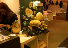 Esta artista nos enseñó cómo esculpe figuras asombrosas en los melones Piel de Sapo en el stand de El Abuelo, convirtiendo los melones en auténticas obras de arte.