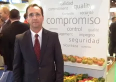 David Baños, de Agrupaejido en su stand, mostrando todas sus hortalizas de Almería.
