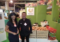 Beatriz Marchite y Eloy Hernández, de Cebollas Marchite, promocionando sus tres tipos de cebollas: Reca, Medio Grano y la cebolla Pelada, que ya exportan a numerosos países.