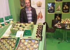 Presidente de Cofrubi promocionando las peras y manzanas del Bierzo. Son los únicos productores de frutas con la D.O. del Bierzo.