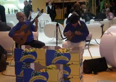 Músicos tocando en vivo en el Stand de Plátano de Canarias. La música canaria de estos artistas amenizó tanto el stand como el pabellón 1.